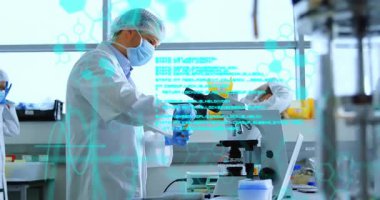 Laboratuvar bilim adamı içeri giriyor, analiz için şişe yerleştiriyor, aynı zamanda göz teçhizatı için rehberlik ediyor. Araştırma, işbirliği, teknoloji, yenilik, sağlık, tanı, profesyonel