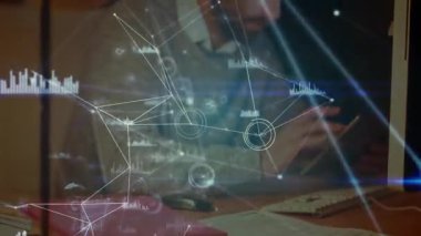 Ofis çalışanı mesaj alarmında akıllı telefonu seçiyor ve ağ çizelgeleriyle analitik yazılar yazıyor. Teknoloji, iletişim, veri, analiz, profesyonel, çalışma alanı, dijital