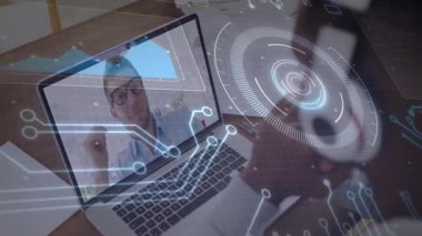 Akıllı telefon ekranını dinleyen kullanıcı teknik aramada dizüstü bilgisayarlarda animasyon devre grafiklerine neden oluyor. Teknoloji, iletişim, takım çalışması, dijital, profesyonel, yenilik, işbirliği