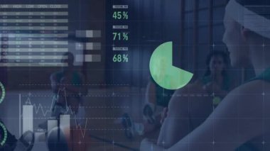 Grup bisiklet sınıfı spor salonunda çalışmaya başlıyor. Tabloları gösteriyorlar. Dünya haritasını takip ediyorlar. Fitness, aktivite, takım çalışması, dayanıklılık, motivasyon, veri görselleştirme, performans