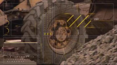 Yükleyici tekerlek, toprak üzerinde yavaşça dönmeye başlıyor. Çakıl yığını üzerindeki HUD güncelleme ölçümlerini başlatıyor. İnşaat ekipmanları, endüstriyel makineler, dijital arayüz, engebeli, ulaşım, mühendislik, üretkenlik