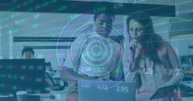 Ofiste konuşan çeşitli iş adamlarının veri işleme görüntüsü. Küresel iş ve dijital arayüz kavramı dijital olarak oluşturulmuş görüntü.