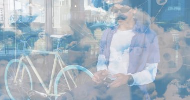 Akıllı telefon kullanan Afro-Amerikan erkeğinin üzerindeki bulutlarla bağlantı ağı ve gökyüzü görüntüsü. Dijital olarak oluşturulmuş küresel bağlantılar, spor ve dijital arayüz kavramı.