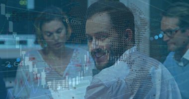 Çeşitli iş adamları üzerinde veri işleme ve küreye ait görüntüler. Küresel iş, bilgisayar ve dijital arayüz kavramı dijital olarak oluşturulmuş görüntü.