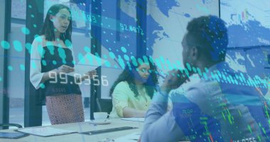 Toplantıdaki iş adamları üzerinde istatistik ve mali veri işleme görüntüsü. Küresel iş dünyası dijital arayüz teknolojisi ve dijital olarak oluşturulan ağ konsepti.