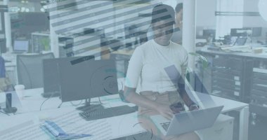 Ofiste dizüstü bilgisayar kullanan Afro-Amerikan bir iş kadınının veri işleme görüntüsü. Küresel iş ve dijital arayüz kavramı dijital olarak oluşturulmuş görüntü.