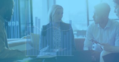 Ofisteki çeşitli iş adamlarıyla ilgili finansal veri işleme resmi. Küresel iş ve dijital arayüz kavramı dijital olarak oluşturulmuş görüntü.