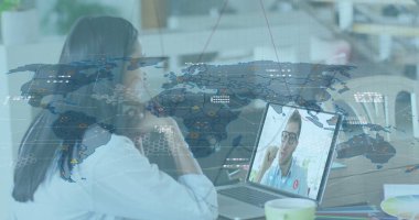 Bilgisayarında görüntü çağrısı olan bir kadının grafikleri ve dünya haritası. İş, finans, ekonomi ve teknoloji konsepti dijital olarak oluşturulmuş imaj.