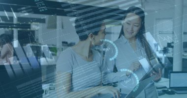 Ofiste konuşan çeşitli iş adamlarının veri işleme görüntüsü. Küresel iş ve dijital arayüz kavramı dijital olarak oluşturulmuş görüntü.