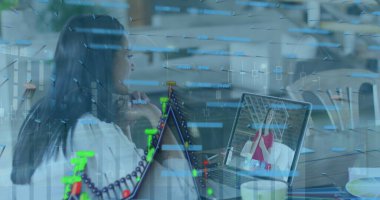 Dizüstü bilgisayarında görüntü çağrısı olan bir kadının görüntüsü ve verileri. İş, finans, ekonomi ve teknoloji konsepti dijital olarak oluşturulmuş imaj.