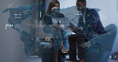 Ofisteki çeşitli iş adamlarının dünya haritası. Küresel iş ve dijital arayüz kavramı dijital olarak oluşturulmuş görüntü.