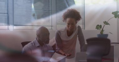 Ofisteki kadın üzerindeki bağlantı ağının resmi. Küresel iş bağlantıları veri işleme ve teknoloji konsepti dijital olarak oluşturuldu.