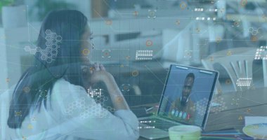 Dizüstü bilgisayarında görüntü çağrısı olan bir kadının üzerindeki ikon ve DNA görüntüsü. İş, finans, ekonomi ve teknoloji konsepti dijital olarak oluşturulmuş imaj.