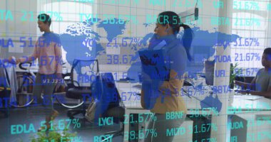 Ofiste akıllı telefon kullanan bir iş kadınının veri işleme görüntüsü. Küresel iş ve dijital arayüz kavramı dijital olarak oluşturulmuş görüntü.