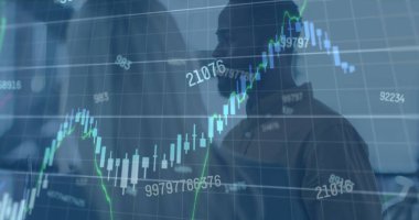 Ofiste konuşan çeşitli iş adamlarının veri işleme görüntüsü. Küresel iş ve dijital arayüz kavramı dijital olarak oluşturulmuş görüntü.