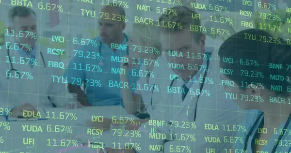 Çeşitli doktorların veri işleme görüntüsü. Küresel tıp, teknoloji, veri işleme ve dijital arayüz kavramı dijital olarak oluşturuldu.