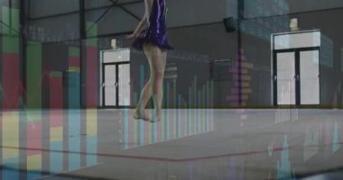 Genç jimnastikçi, spor salonunda basketbol rutinini başlatıyor, sağlık verilerini gösteren bar veya çizgi grafiklerini canlandırıyor. Jimnastik, performans, atletizm, hareket, enerji, çağdaş, dinamik