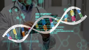 Dr. koridordaki tıbbi tableti kaldırarak DNA sarmalını etkinleştiriyor ve genetik verileri analiz ediyor. Tıbbi, teknoloji, yenilik, sağlık, araştırma, biyoteknoloji, analiz