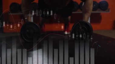 Spor salonuna giren spor meraklısı grafiklerle ağırlık kaldırarak şınav çekiyor. Güç, dayanıklılık, kararlılık, egzersiz, antrenman, kardiyo, vücut geliştirici.