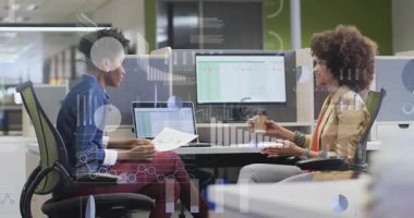 Ofis ekibi raporları vurgulayarak ve animasyon grafiklerini çalıştırarak iş analizini başlatıyor. İşbirliği, takım çalışması, veri analizi, profesyonel, modern, üretkenlik, tartışma