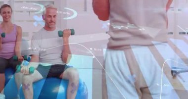 Antrenör rehber grubu biseps kıvrımları yapıyor. Ağırlıkları yüzen fitness ölçümlerini gösteriyor. Grup egzersizi, kuvvet eğitimi, fonksiyonel fitness, biyometrik veri, takım çalışması, sağlık sınıfı, hareket analizi