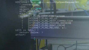 Öğütücüye güç veren ve kirişten paslanan adam, kıvılcımlar uçuşuyor, atölyede kaydırma kodu var. Sanayi, mühendislik, işçilik, güvenlik, teknoloji, yenilik, metalik