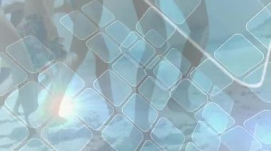 Dostlar kıyı şeridinde geziniyor, kabuğu görüyor sonra da toplamak ve teftiş etmek için çömeliyor. Sahil, yalınayak, boş zaman, gündelik, kıyı şeridi, doğal, huzur