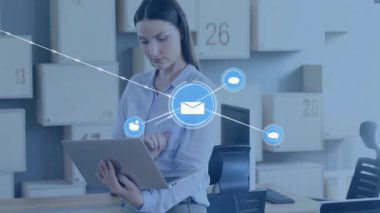 Dizüstü bilgisayar kullanan, zarf, çanta, bulut ve avatarlardan oluşan nakliye ağını genişleten bir kadın. Dijital, bağlantı, teknoloji, profesyonel, iş akışı, yenilik, ağ