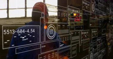 Üst düzey erkek işçi paneldeki 3 boyutlu közlü veriyi gösteriyor, fabrika ölçümlerini izliyor. Sanayi, teknoloji, yenilik, otomasyon, veri, fütüristik, mühendislik