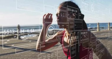 Şafak vakti koşan bayan sporcu yüzen fitness veri panellerini araklıyor. Ölçümler üzerinde çalışıyor. Fitness, outdoor, modern, teknoloji, motivasyon, sağlık, performans