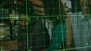 Izgara tarama başlatılıyor, takım tableti tıkırdatıyor ve kafe masasında pazarlama verilerini tartışıyor. İşbirliği, takım çalışması, yenilik, dijital, topluluk, iletişim, modern.