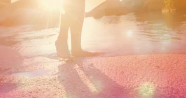 Gün batımında bir adamın gelgite adım attığını gösteren bir video. Sıcak suyu hissetmek için dalgalanmalar yaratıyor. Deniz manzarası, dinginlik, yansıma, doğal, sakin, minimalist, meditasyon