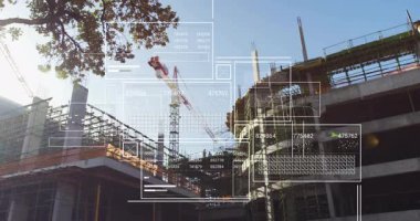 Dijital örtüler başlangıç çerçeve analizinde zayıflıyor, vinç kolu sallanıyor ve işçiler kirişi inceliyor. İnşaat, mühendislik, mimari, teknoloji, güvenlik, altyapı, kentleşme