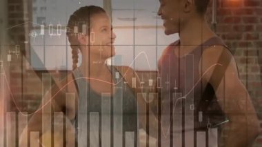 Spor partnerleri hareketli grafiklere tepki veriyor ve gelişmeyi kutlamak için kameraya dönüyorlar. Sağlık, takım çalışması, dayanıklılık, motivasyon, kentsel, modern, canlılık