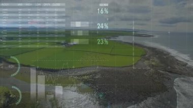 Statik hava sahası görüntüsü, tarımsal verileri gösteren haritalar ve haritalarla örtüşüyor. Tarım, manzara, görselleştirme, dijital, analitik, teknoloji, kırsal