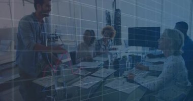 Odaya giren ve raporun detaylarına işaret eden adam, mali tabloların yükselmesi ve takım anlaşmasının mühürlenmesi. İşbirliği, takım çalışması, analitik, strateji, profesyonellik, modernlik, büyüme