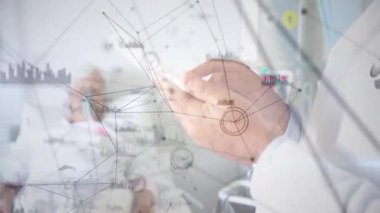 Kıdemli hekim hasta sağlık analitik ağını yatağın kenarında göstermek için tableti kaldırıyor ve tıkırdatıyor. Sağlık, teletıp, veri görselleştirme, kıdemli bakım, tıbbi teknoloji, tanı, dijital sağlık