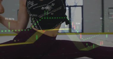 Genç dansçılar paten sahasında akrep bükmeye başlarken borsa tabloları maddi kullanım için vücudu kaplıyor. Esneklik, performans, hareket, spor, çeviklik, disiplin, sanat