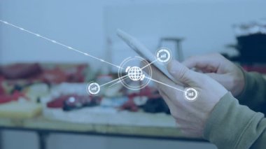 Orta yaşlı teknisyen tablet ekranı tıklatıyor ve teknoloji atölyesi boyunca ağ genişlemesini başlatıyor. Teknoloji, yenilik, bağlantı, dijital, mühendislik, endüstri, çalışma alanı