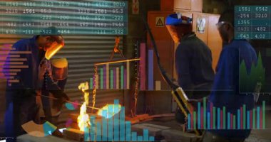 Kalıp dökümhanesine erimiş metal döken kıdemli işçiler akışı çizelgelerle yönlendiriyor. Endüstriyel, imalat, döküm, metalurji, takım çalışması, hassasiyet, işçilik