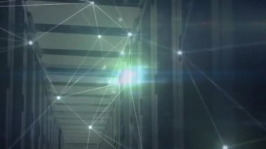 Sunucu koridorunda görünen ağ örtüsü, titreşen düğümler, oluşan çizgiler, veri akışını gösteren alevler. Teknoloji, bağlantı, sanal alan, fütürizm, dijital, yenilik, siber güvenlik