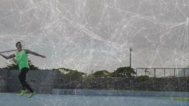 Sporcu pistte koşmaya başlıyor, spor eğitimi için hareketli yörünge yayı ile cirit atıyor. Atletik, rekabet, hareket, performans, açık hava, eğitim, dayanıklılık