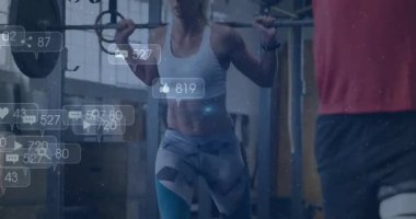 Kadın, askıların altına çömelmiş sosyal medya ölçümleri oluşturarak nişan takibi yapıyor. Fitness, power, motivasyon, digital, atletizm, güçlendirme, eğitim