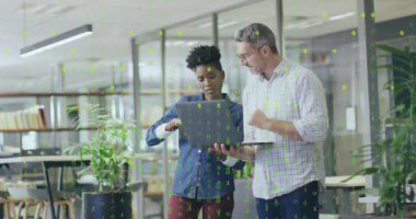 Bilgisayarı iş arkadaşına sunan geliştirici, şifreleme demosu için ikili yayın, dinleme kartı. Teknoloji, işbirliği, yenilik, veri, dijital, modern, takım çalışması