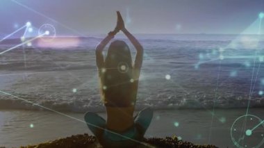 Yoga pratisyeni karanlık çöktüğünde kollarını kaldırarak sağlık meditasyonu için ağ akışını başlatıyor. Meditasyon, enerji, dinginlik, farkındalık, sükunet, dijital, sağlık