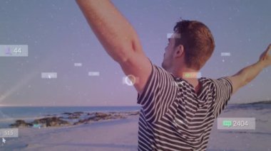 Sahilde dikilen, yüzen ölçümler alan, dönen, medyanın ilgisini gösteren bir adam. Deniz manzarası, dijital arayüz, rahatlama, dinginlik, minimalizm, teknoloji