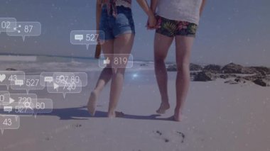 Yürüyen kumlar sosyal medya simgelerinin lense dönüşmesine neden oluyor sonra da bacakların etrafına yayılıyor. Romantizm, sahil, arkadaşlık, dijital, bağlantı, boş zaman, huzur