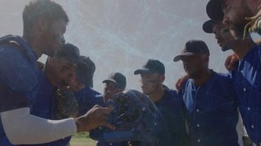 Beyzbol takımı toplanıyor, yakalayıcı maske takıyor motive ediyor, eldivenleri tokatlıyor, geri dönüyor. Spor, takım çalışması, birlik, atletik, rekabet, açık hava, motivasyon