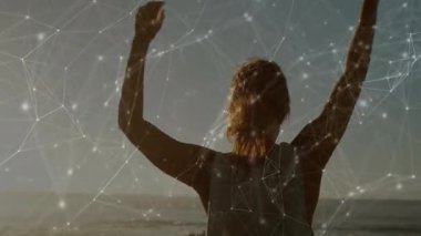 Altın saatinde kıyıda kollarını kaldıran bir kadın dikkatli bir şekilde uzanırken refahı örtüyor. Fitness, farkındalık, dijital sanat, sağlık, dinginlik, doğa, meditasyon