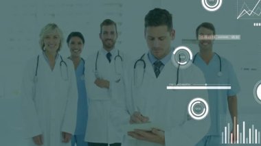 Ön doktor tablet yazıyor ve AR HUD çizelgeleri hazırlıyor. Koridorda tıbbi ekip oluşturuluyor. Tıbbi ekip, sağlık hizmetleri, dijital tanı, yenilik, hastane, işbirliği, fütüristik